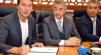 Elazığspor'da Bayram Bektaş'la 1.5 Yıllık Sözleşme İmzladı