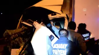 Kamyonette Sıkışan 2 Yaralı Güçlükle Çıkarıldı