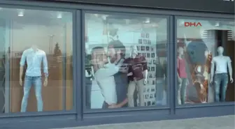 Kocaeli - Tepki Olunca Mağazanın Vitrinindeki Reklam Fotoğrafı Kaldırıldı