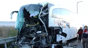 Tır'a Çarpan Otobüste Sürücü Öldü, 10 Yolcu Yaralandı