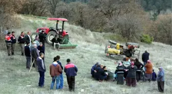 Traktör Altında Kalan Sürücü Öldü, Yakınları Gözyaşı Döktü