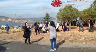 Ayvalıkta Çocuklar Uçurtma Şenliğinde Coştu