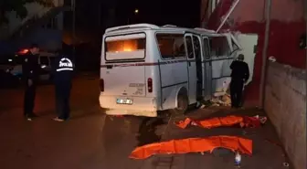 İşçi Servisi, Yol Kenarındaki Eve Çarptı: 3 Ölü, 8 Yaralı