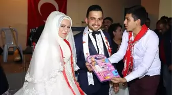 Arkadaşlarından Damat ve Geline Barbi Bebek ve Emzik