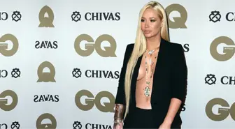 Ünlü Şarkıcı Iggy Azalea, Yılın Erkeği Törenine Sütyensiz Geldi