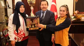 Vali Balkanlıoğlu Başarılı Sporcuları Ödüllendirdi