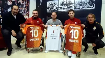 Engelsiz Aslanlar'dan Derbi Öncesi Futbolculara Moral Ziyareti
