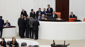 AK Parti'nin 'Cinsel İstismar' Suçlarıyla İlgili Önergesi Meclis'i Karıştırdı