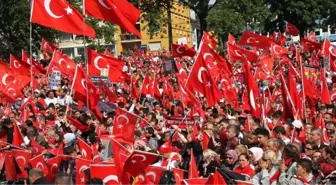 Berlin'de 'Teröre Hayır, Demokrasiye Evet' Mitingi Düzenlendi