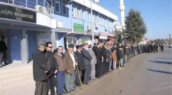 Bakan Avcı'yı Belediye Önünde Böyle Beklediler