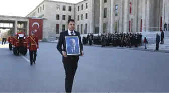 Eski Bakan Eldem İçin Mecliste Tören Düzenlendi