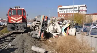 Tren Lokomotifi ile Beton Mikseri Hemzemin Geçitte Çarpıştı