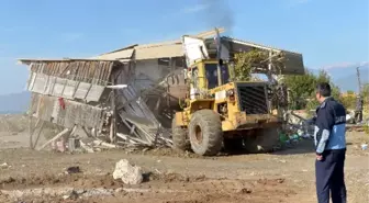 Kumluca Beykonak Sahilindeki Obaların Yıkımına Başlandı