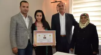 Stajını Tamamlayan Genç Avukat Ruhsatnamesini Bara Başkanı Aynur'un Elinden Aldı