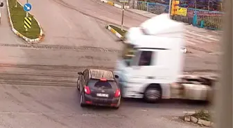 İstanbul'da Dehşet! Kırmızı Işıkta Geçen TIR, Aracı Biçti