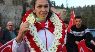 Avrupa Boks Şampiyonu Elif'e Memleketinde Coşkulu Karşılama