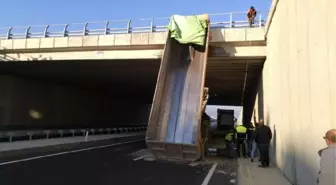 Tır Dorsesi Üst Geçide Takılı Kaldı