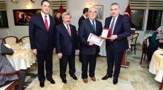 Uşak'ta Emekli Öğretmenlere Hizmet Şeref Belgesi Verdi