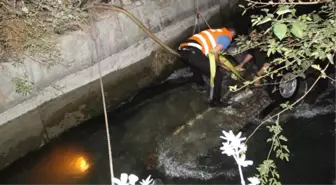 Otomobil Su Kanalına Uçtu: 2 Ölü, 1 Yaralı