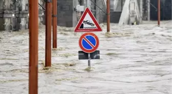 İtalya'da Çamur Seli Evleri Yuttu