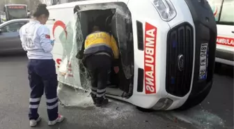 Ambulansla Kamyonet Çarpıştı: 2 Yaralı