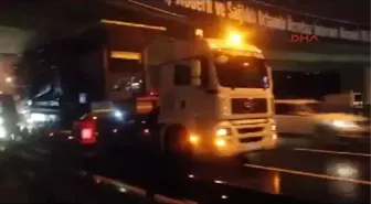 Sıkışan Tır ve Yağışın Etkisiyle Istanbul'da Trafik Durma Noktasına Geldi