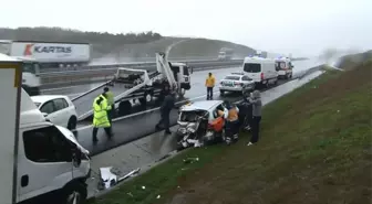 Emniyet Şeridinde Lastik Değiştiren Araçlara Kamyonet Çarptı: 1'i Ağır 2 Yaralı