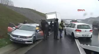 Emniyet Şeridinde Lastik Değiştiren Araçlara Kamyonet Çarptı: 1'i Ağır 2 Yaralı