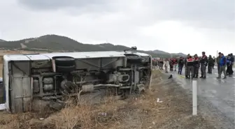 Honaz'da Midibüs Devrildi: 2 Ölü, 19 Yaralı