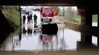 Kocaeli Ekmek Dolu Ticari Araç Suların Içerisine Gömüldü