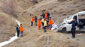 Sivas'ta Hafif Ticari Araç Şarampole Devrildi: 1 Ölü, 6 Yaralı