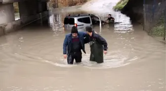 Su Dolu Alt Geçitte Aynı Günde 3. Araç Mahsur Kaldı