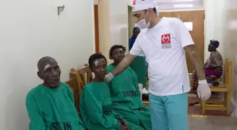 Yeryüzü Doktorları Uganda'da Yüzlerce Hastaya Işık Oldu