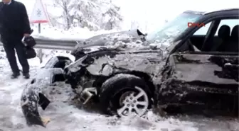 Kastamonu'da Otobüs ve Otomobil Çarpıştı 2 Yaralı