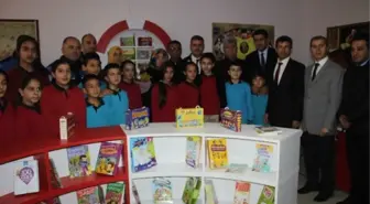 Polisten Öğrencilere Kütüphane