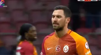Sinan Gümüş, Oyundan Alınırken Hocasına Söylenerek Eldivenleri Fırlattı
