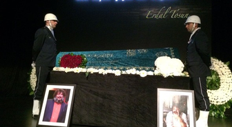 Erdal Tosun'un Cenazesinde Cem Yılmaz Hüngür Hüngür Ağladı
