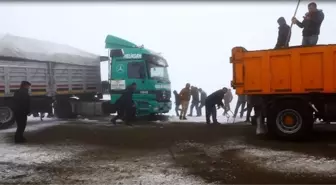 Kars'ta Digor Yolunda Kayan Tır Trafiği Durdurdu