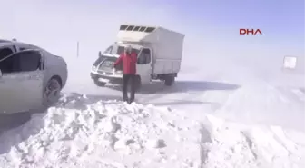 Ağrı Tendürek Dağında Ululaşım Durdu, Yolcular Donma Tehlikesi Geçiriyor