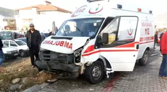 Ambulansla Otomobil Çarpıştı: 4 Yaralı