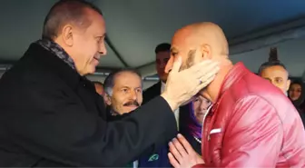 Cumhurbaşkanı Erdoğan Tankın Önüne Yatan Metin Doğan'ın Yüzünü Böyle Sevdi!