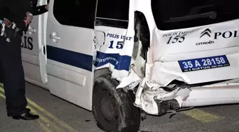 İzmir'de Otomobil Polis Aracına Çarptı: 5 Yaralı