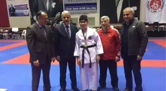 Karate Şampiyonası Açılışında Engelli Yiğit'ten Gösteri