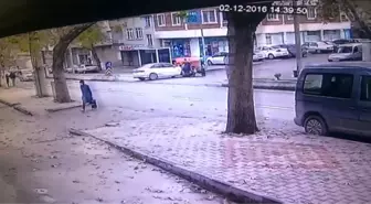 Otomobil ile Motosiklet Çarpıştı, 1 Kişi Ağır Yaralandı