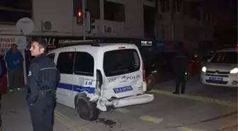 Otomobil, Polis Aracına Çarptı: 2'si Polis 5 Yaralı