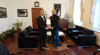 Maratonculardan Kaymakam Sırmalı'ya Plaket