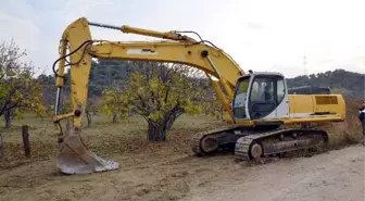 3'ü Kamu Görevlisi 15 Kişi Kepçeyle Kaçak Kazı Yaparken Yakalandı