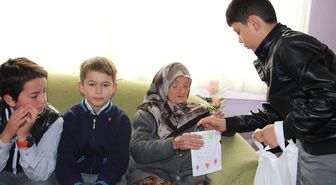 Huzurevi sakinleri Bıçakçı'dan gelen öğrencileri konuk etti