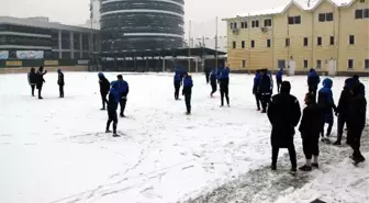 Karabükspor Kar Altında Çalıştı