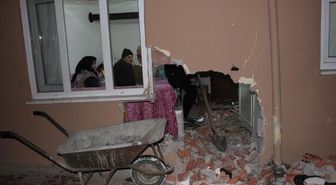 Kayan Otomobil Evin Duvarını Yıktı